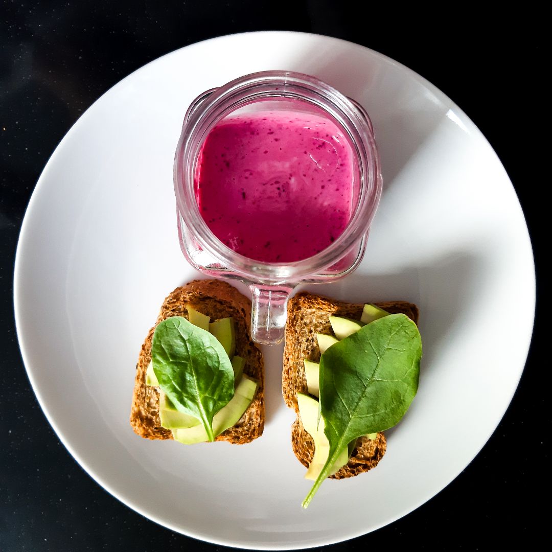 Smoothie de frutos rojos y tostadas de aguacate y espinacas Smoothie de frutos rojos y tostadas de aguacate y espinacas