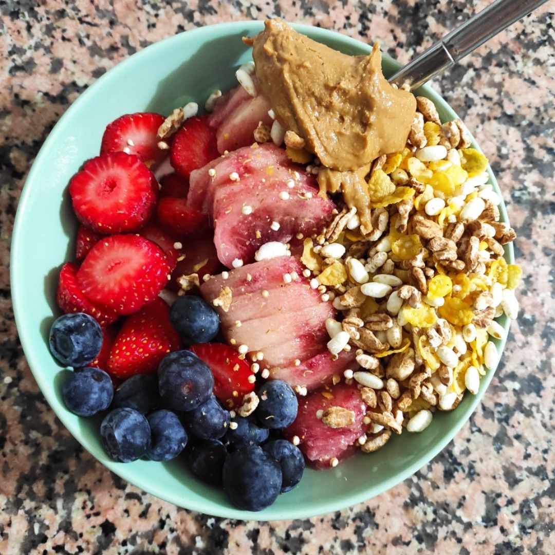 Bol de queso con paraguayo, fresas y arándanos Bol de queso con paraguayo, fresas y arándanos