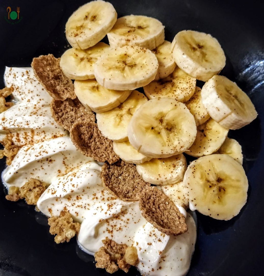 Merienda con fruta y yogur Merienda con fruta y yogur