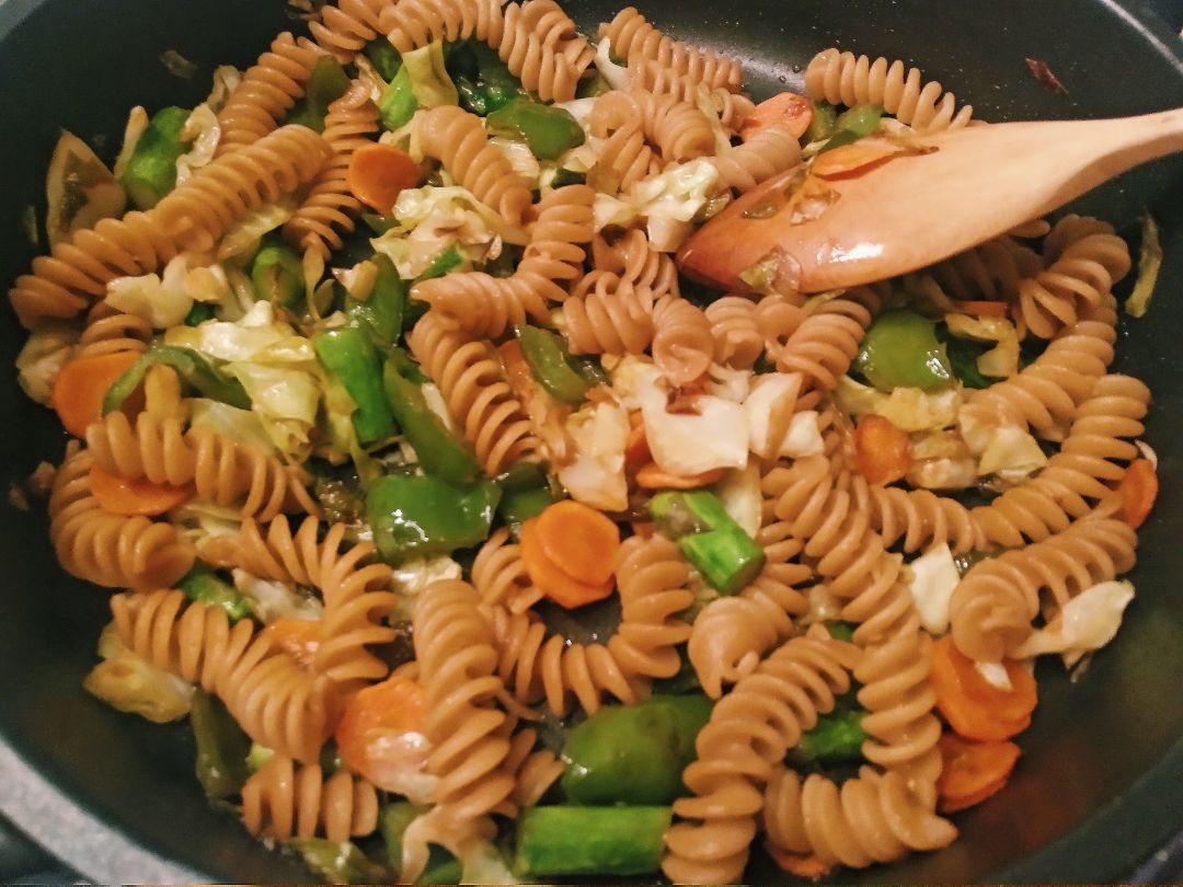 Pasta con verduras y salsa de soja