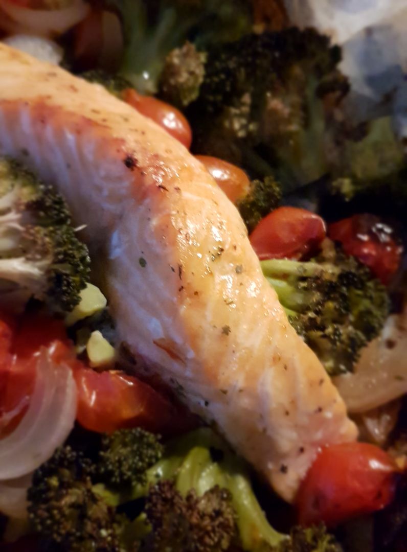 Salmón, brócoli y cherry a la papillote 