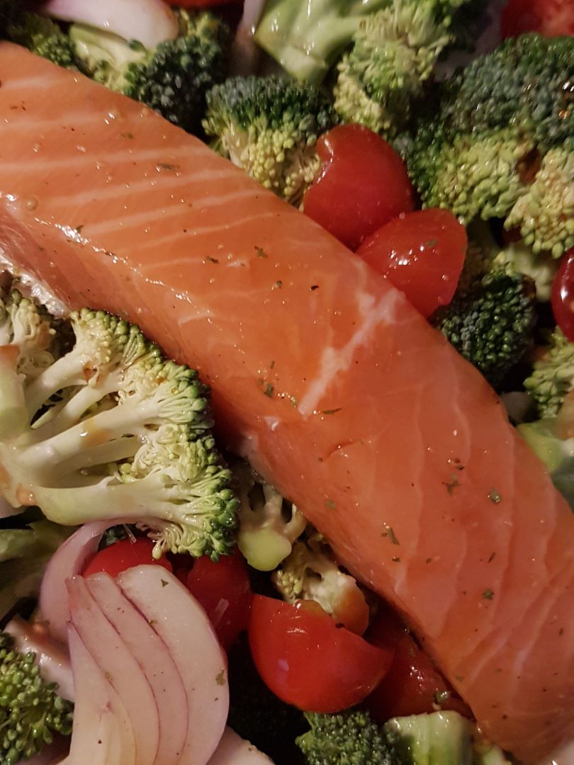 Salmón, brócoli y cherry a la papillote  Paso 2