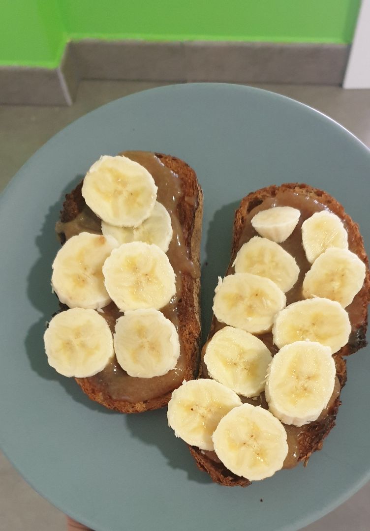 Tostadas de platano y  datil 