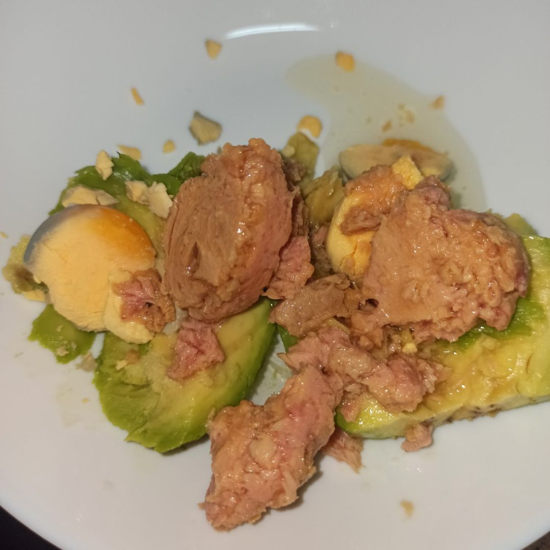 Huevos rellenos de atún y aguacate Paso 1 Huevos rellenos de atún y aguacate Paso 1