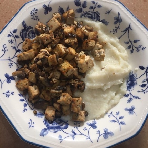 Salteado de tofu y champiñones con puré de coliflor