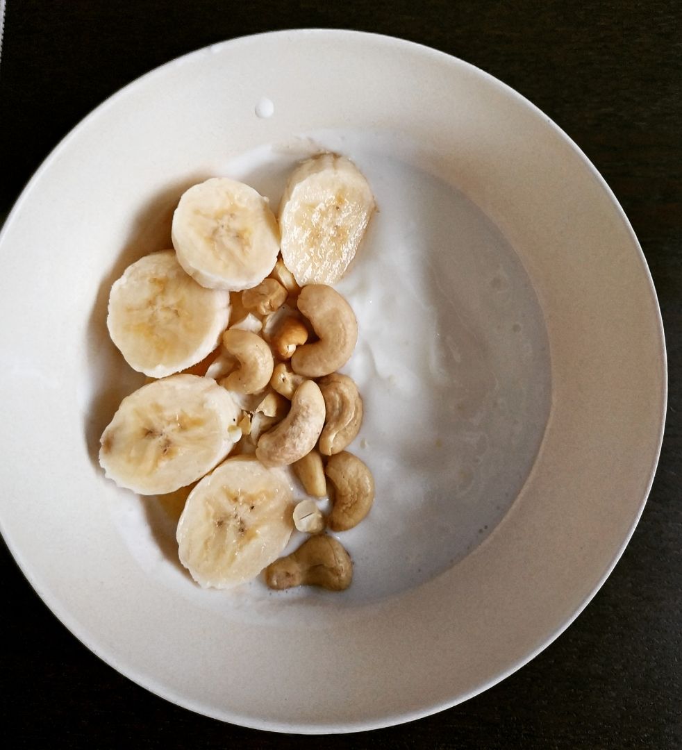 Bowl de queso fresco batido con plátano y anacardos. 