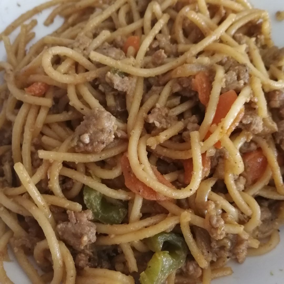 Espaguetis con verduritas, crema de cacahuetes y soja Espaguetis con verduritas, crema de cacahuetes y soja