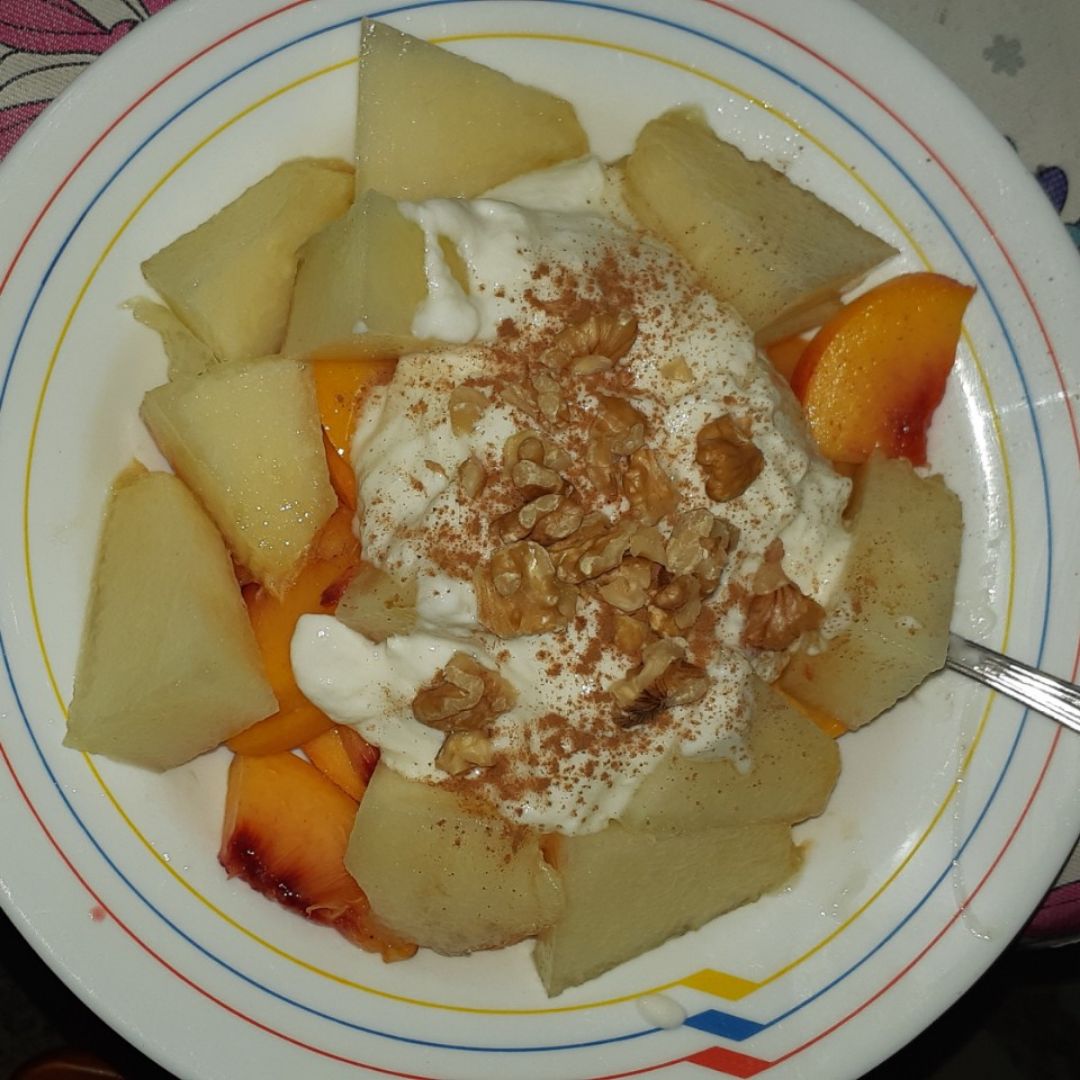 Bowl de fruta (melón y nectarina) con yogur natural, nueces y canela. Bowl de fruta (melón y nectarina) con yogur natural, nueces y canela.