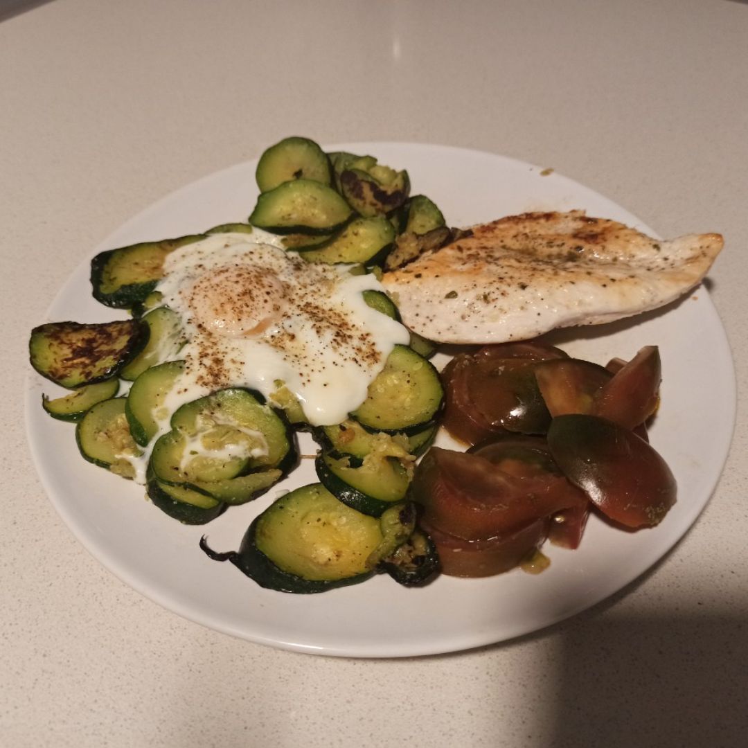 POLLO A LA PLANCHA CON VERDURAS y HUEVO AL VAPOR POLLO A LA PLANCHA CON VERDURAS y HUEVO AL VAPOR