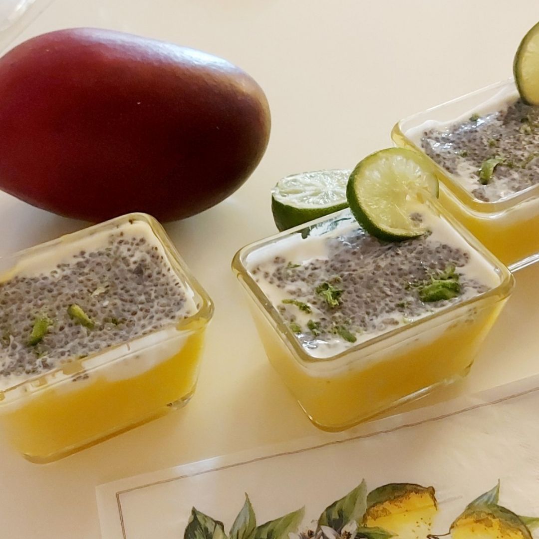 Yogur natural con mango y chía Yogur natural con mango y chía