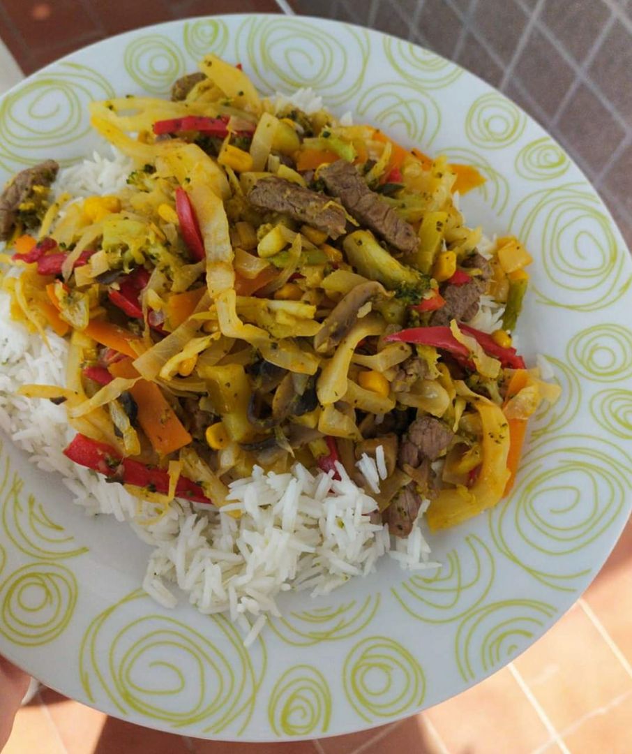 Verdura al curry con arroz basmati y ternera