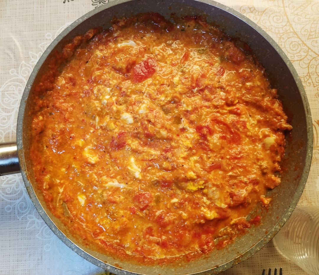 Menemen - Revuelto tuco de huevos con tomate Menemen - Revuelto tuco de huevos con tomate