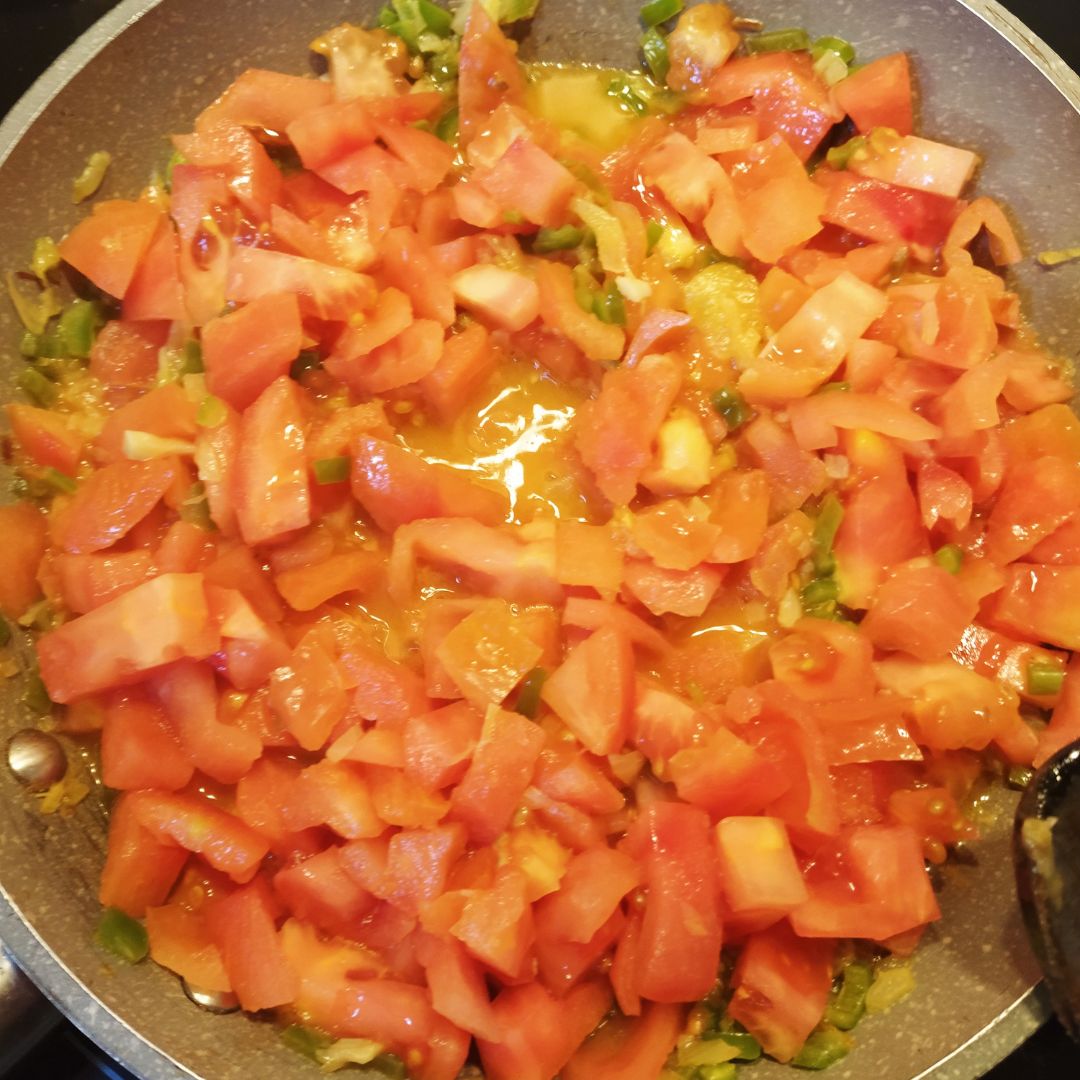 Menemen - Revuelto tuco de huevos con tomate Paso 2 Menemen - Revuelto tuco de huevos con tomate Paso 2