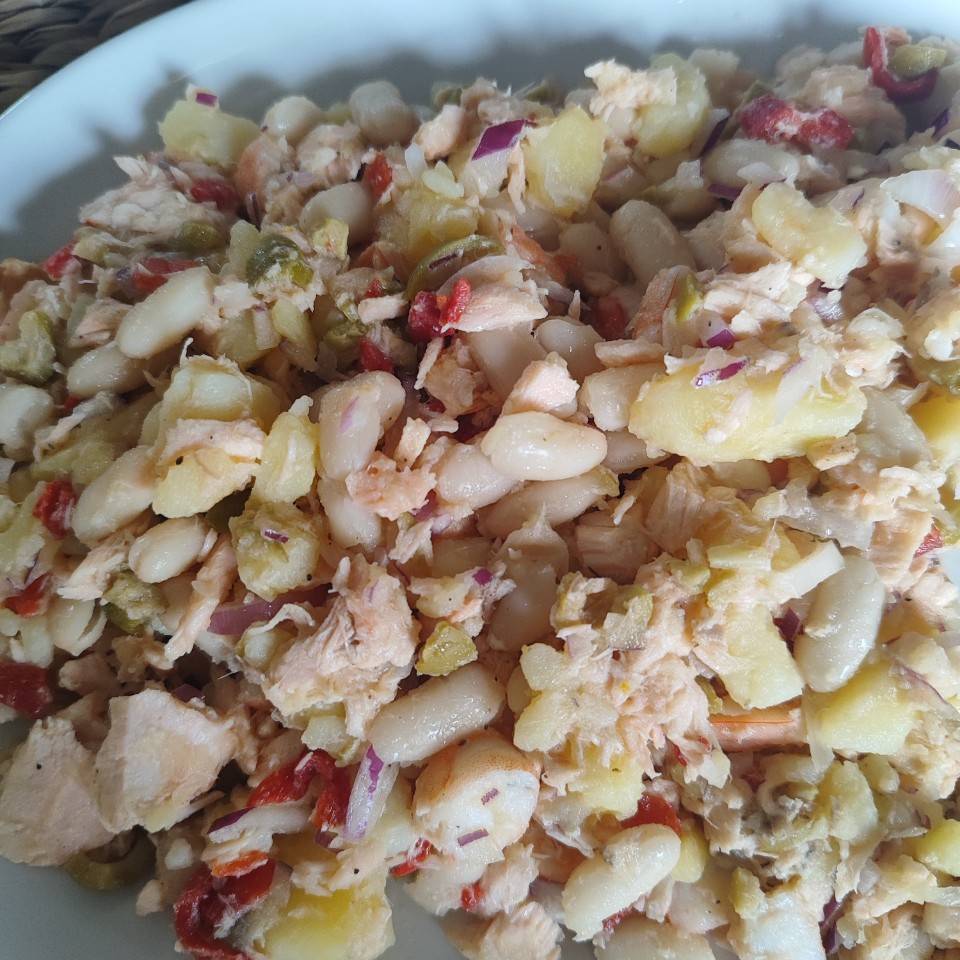 Ensaladilla de alubias, salmón y langostinos Ensaladilla de alubias, salmón y langostinos