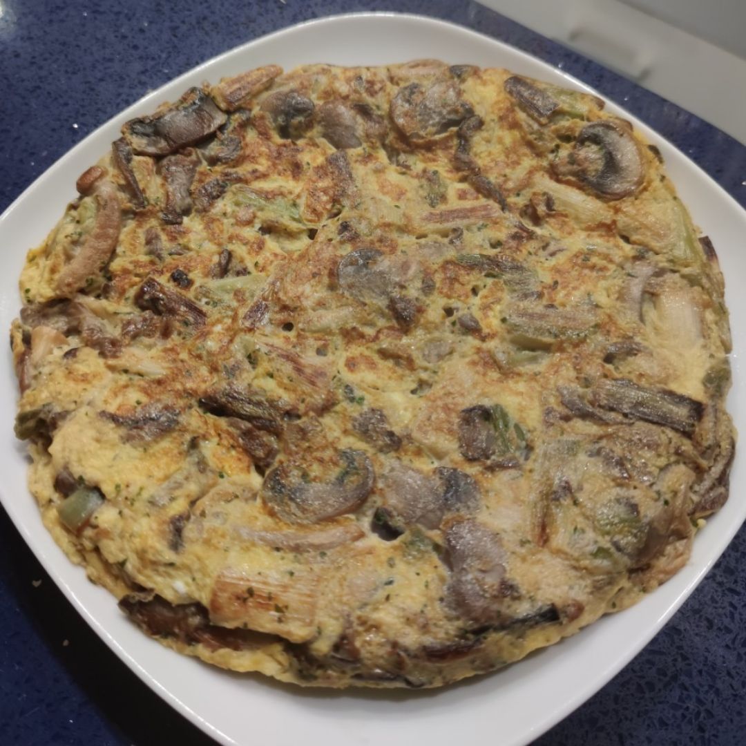 Tortilla de ajetes tiernos y mezcla de setas. Tortilla de ajetes tiernos y mezcla de setas.