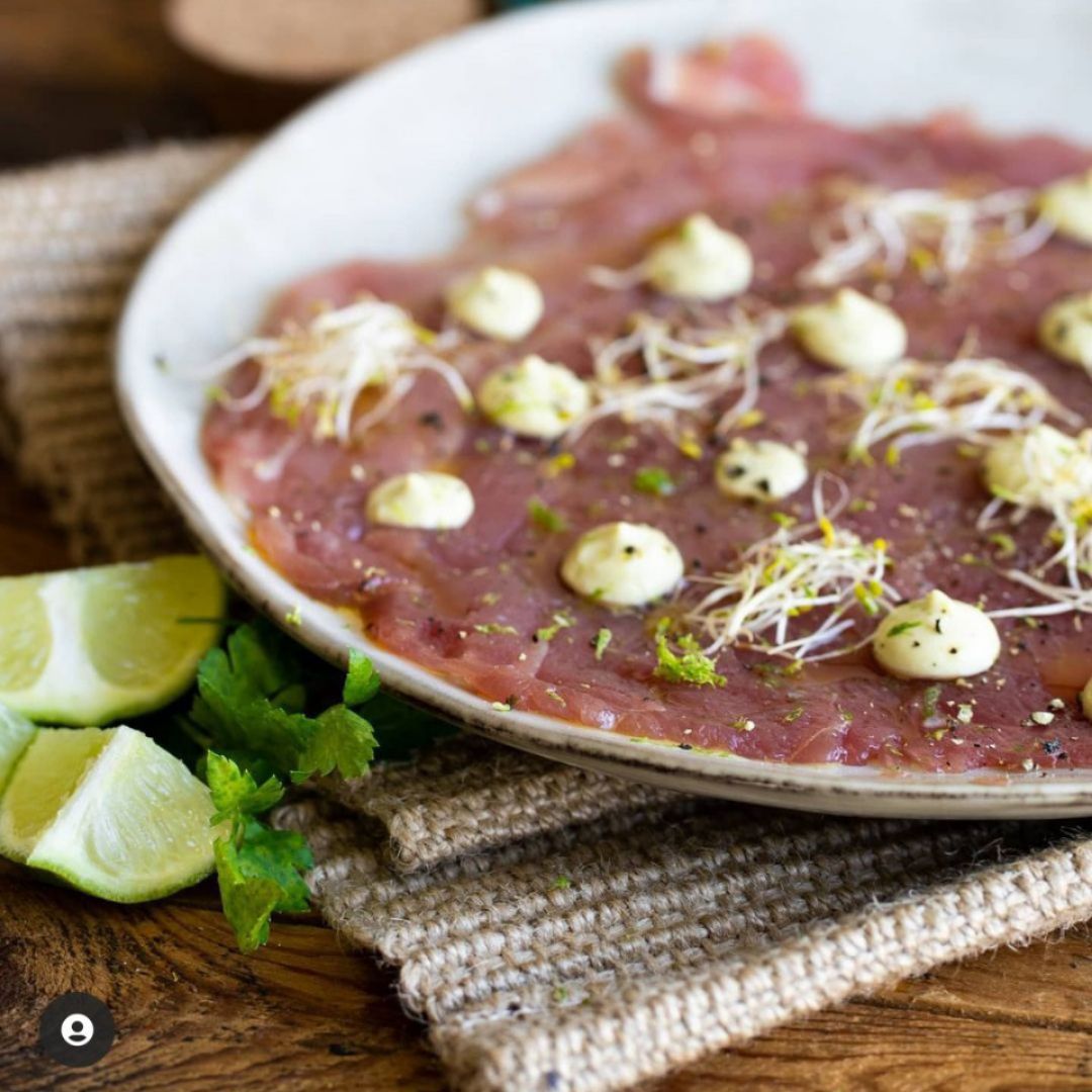 Carpaccio de atún con ali-oli de aguacate