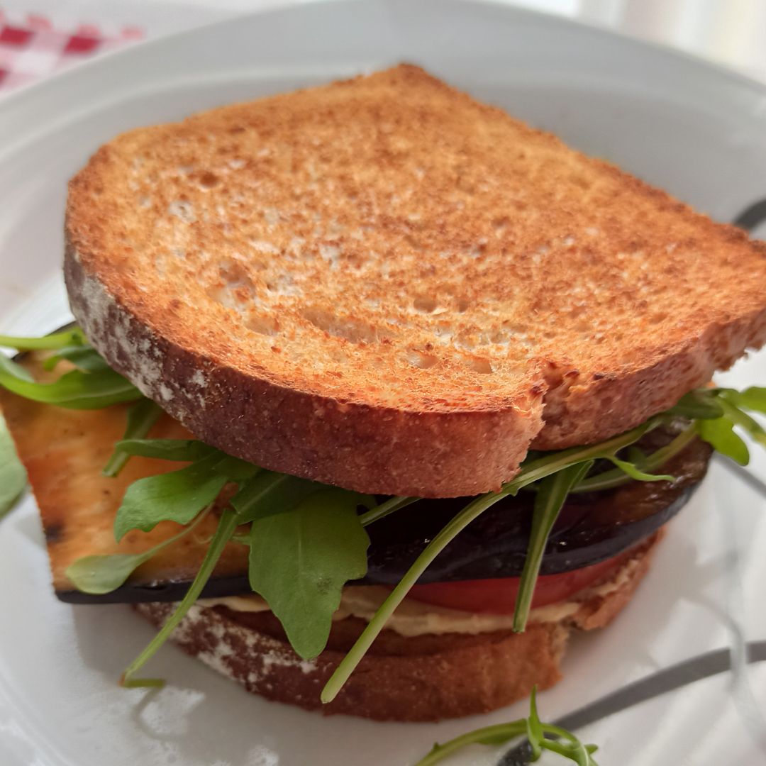 Sandwich de humus y berenjena