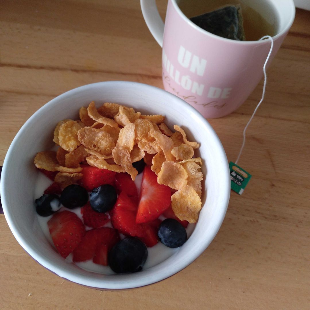 Yogur con fresas arándanos 