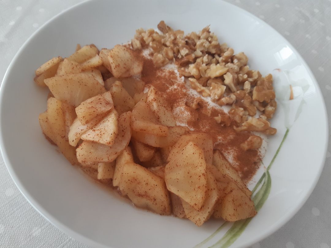 Queso batido 0% con nueces y manzana asada al micro Queso batido 0% con nueces y manzana asada al micro