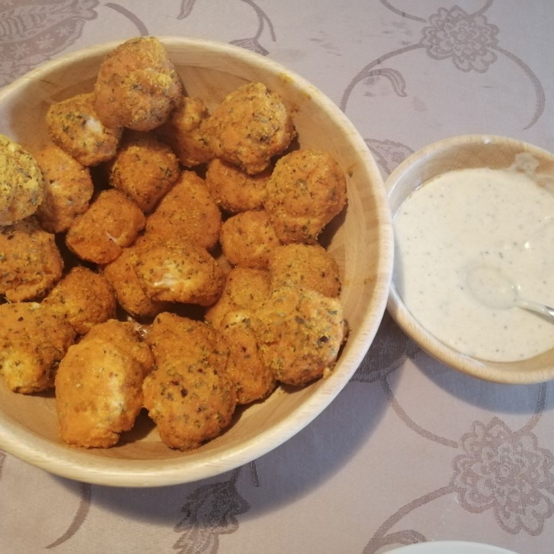Bolitas de pollo y boniato especiadas con salsa de yogur. Bolitas de pollo y boniato especiadas con salsa de yogur.