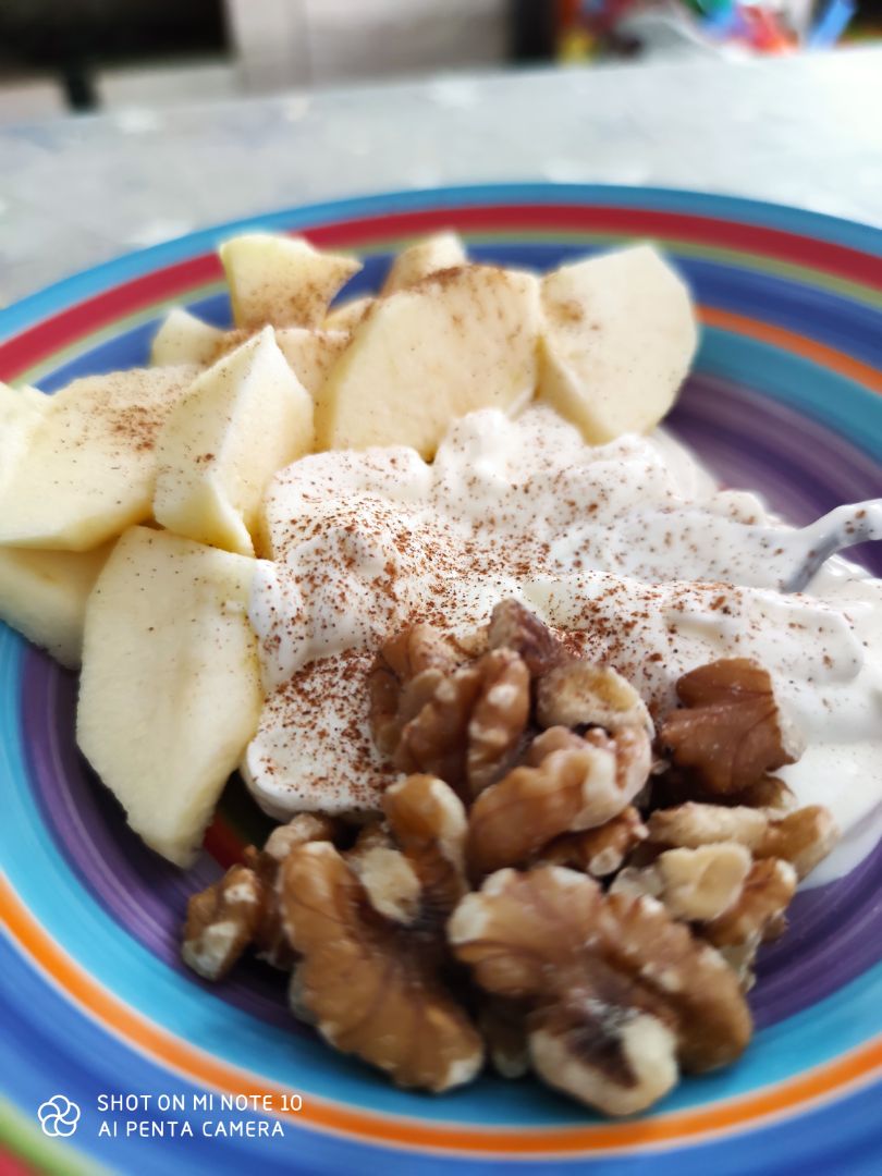 Yogur con nueces y manzana