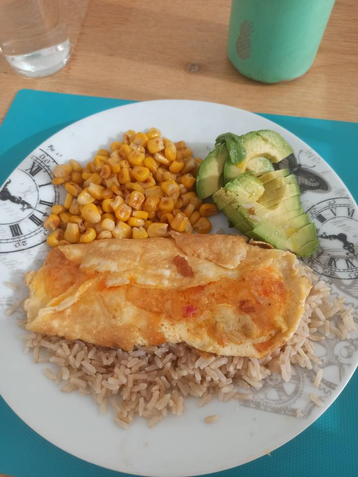 Tortilla francesa acompañada de arroz, maíz y aguacate