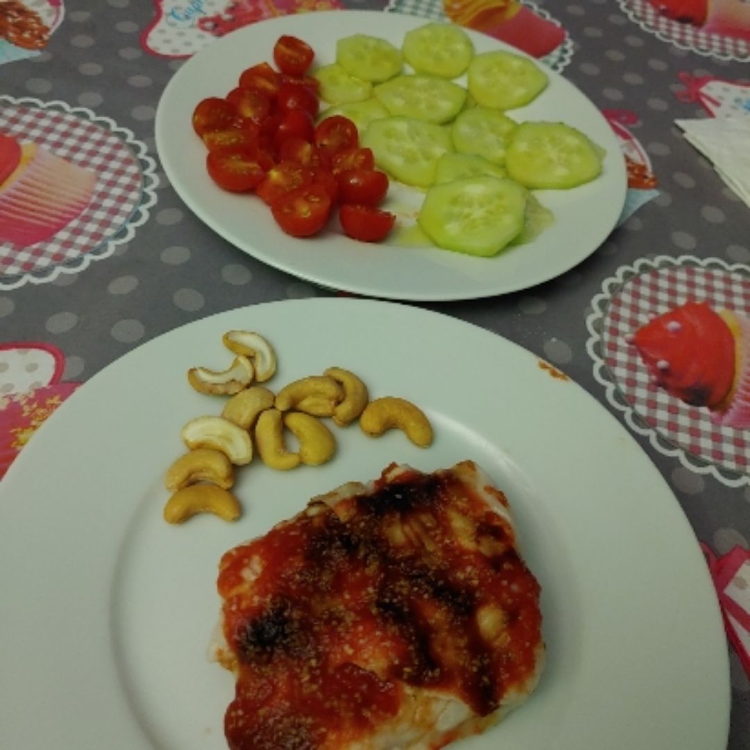 Merluza al vapor con pepino y tomates cherry y anacardos