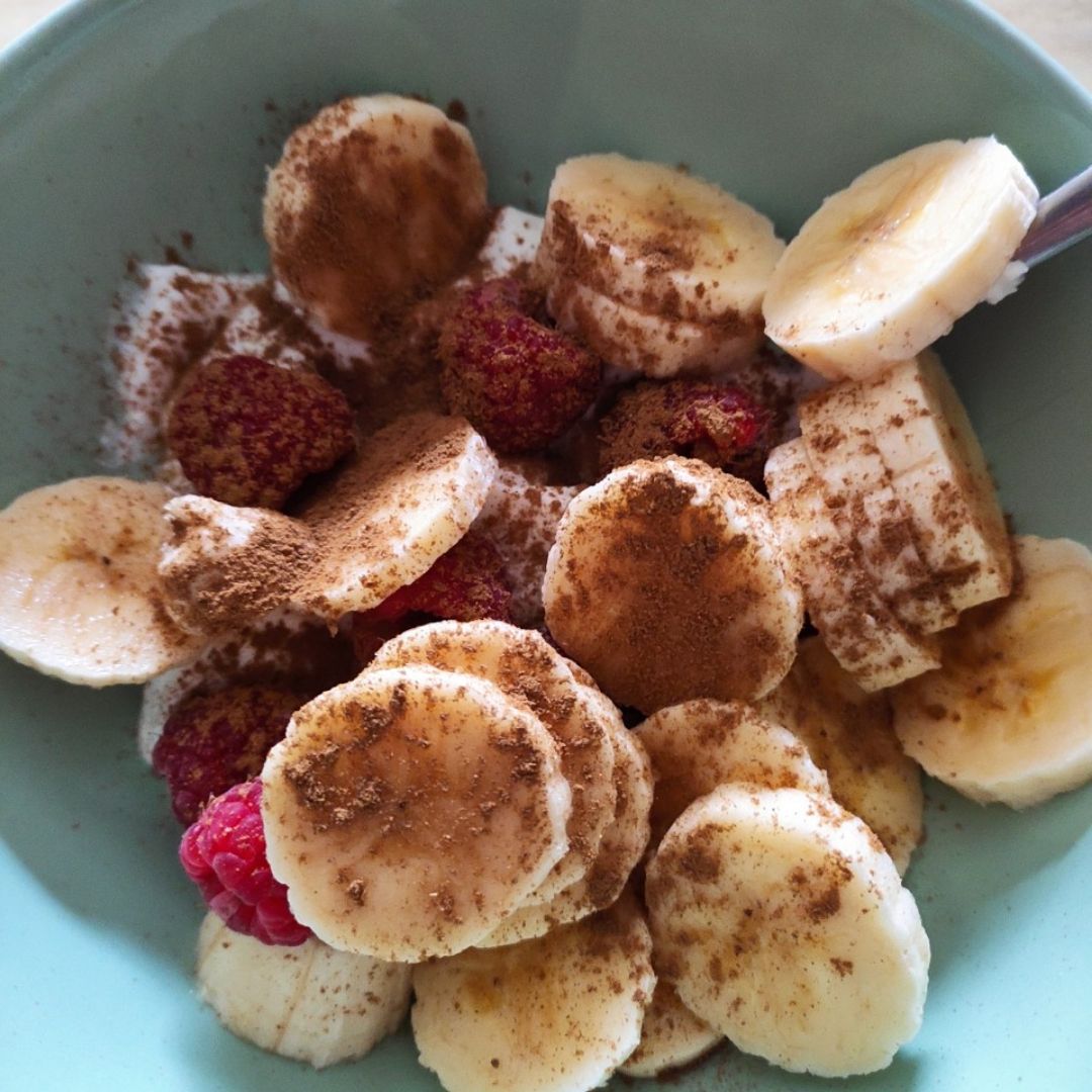 Bowl de yogur con plátano y frambuesas