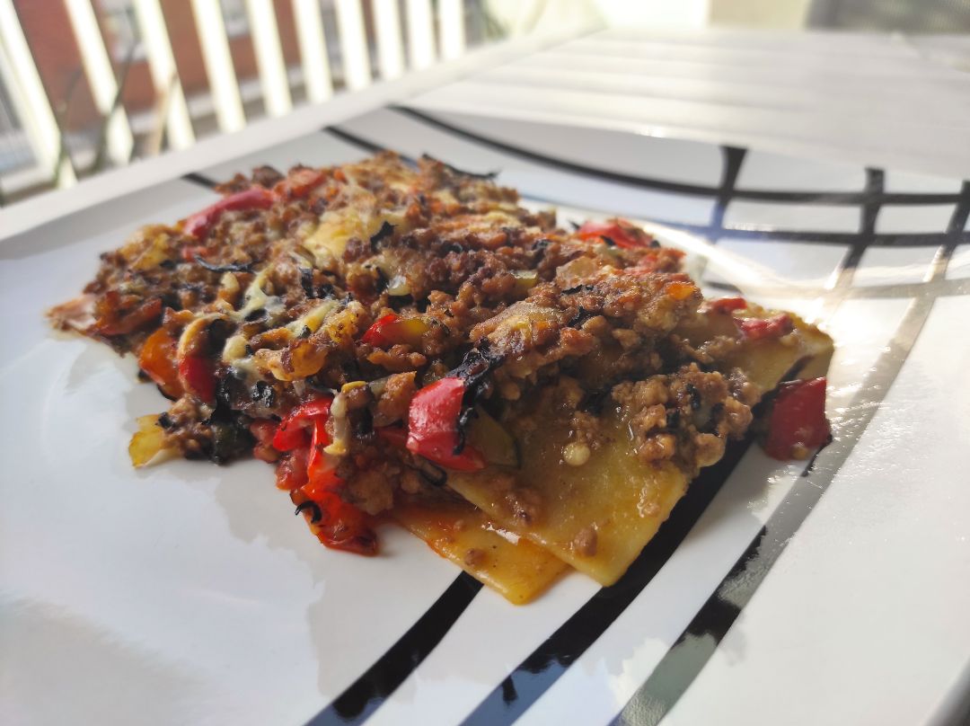 Lasaña con proteína de guisante texturizada y trompetas de la muerte Lasaña con proteína de guisante texturizada y trompetas de la muerte