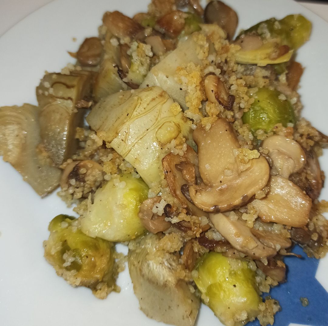 Cuscús con alcachofa, coles de bruselas y champiñones Cuscús con alcachofa, coles de bruselas y champiñones