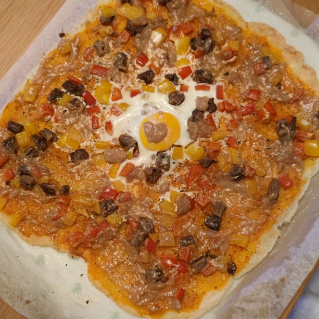 Pizza de yuca con ternera. Pizza de yuca con ternera.