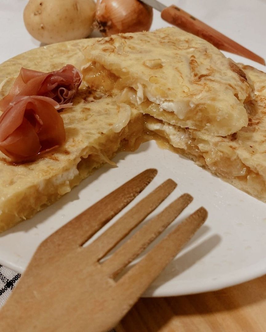 Tortilla melosa de queso de cabra y cebolla poché Tortilla melosa de queso de cabra y cebolla poché