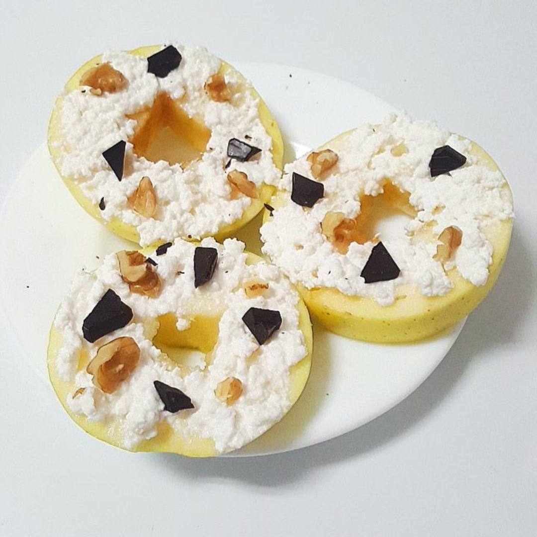 "Donuts" de manzana con queso cottage "Donuts" de manzana con queso cottage