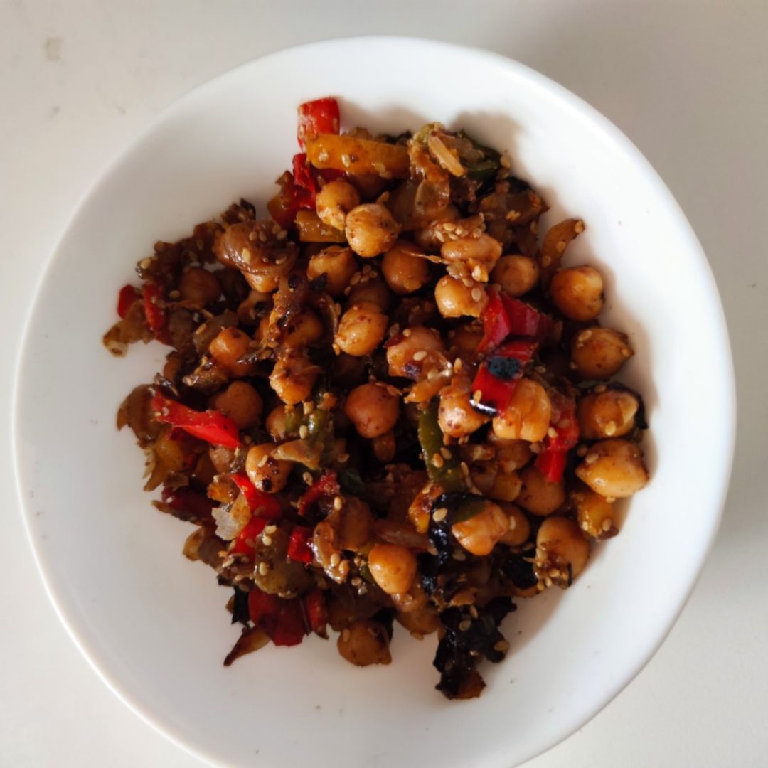 Garbanzos morunos salteados con verduras y sésamo Garbanzos morunos salteados con verduras y sésamo