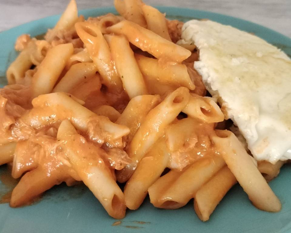 Macarrones con tomate,verduras, atún y una clara de huevo.