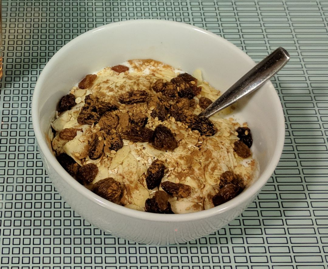 Yogur con avena, almendras, pasas, canela y sésamo Yogur con avena, almendras, pasas, canela y sésamo