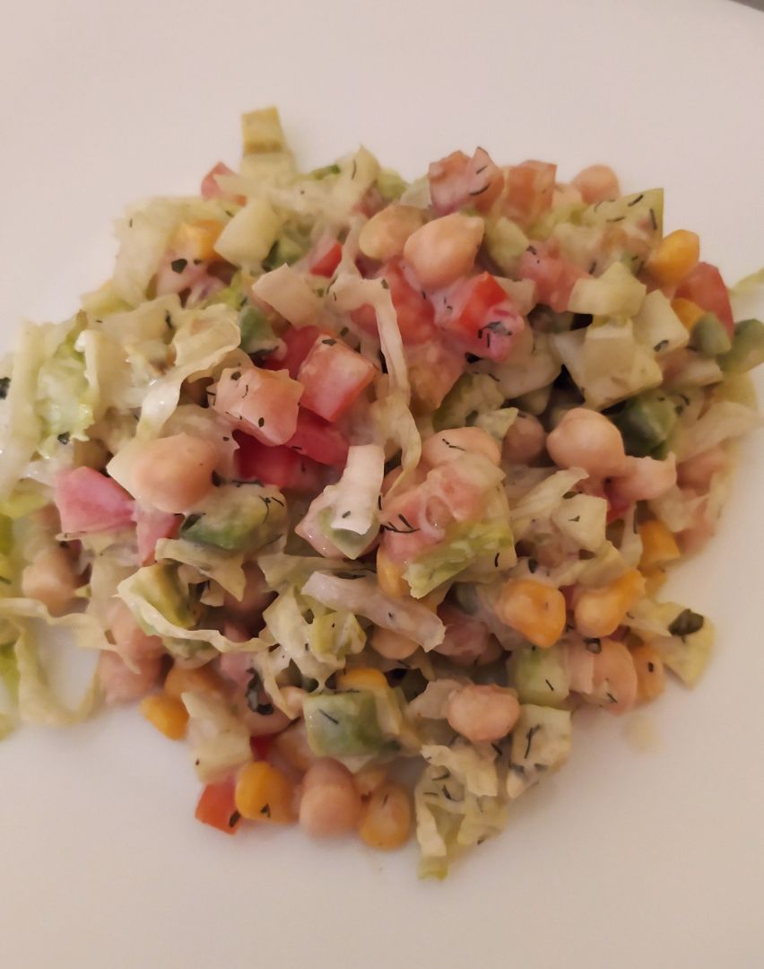 Ensalada de garbanzos con salsa de yogurt 🤤