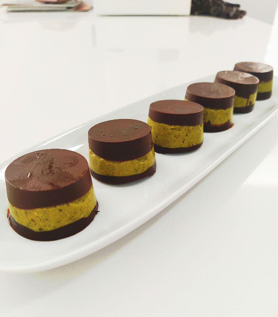 Bombones de chocolate y crema de pistachos