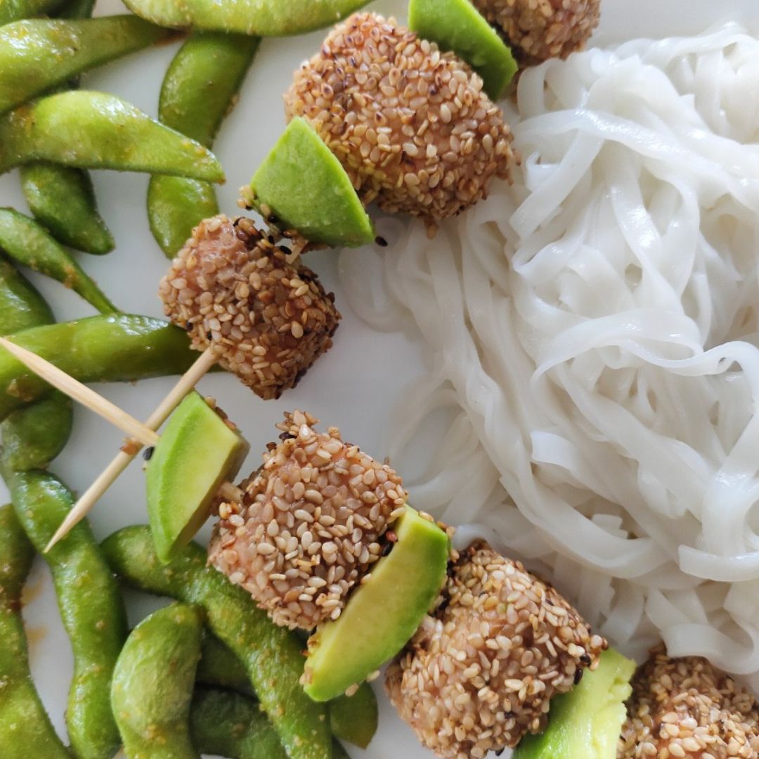 Brochetas de salmón y aguacate + fideos de arroz + edamame