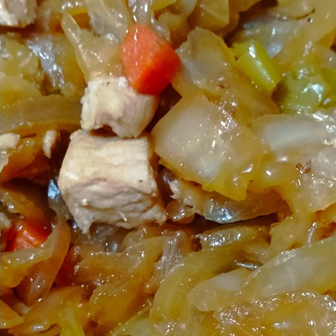 Repollo blanco o col con pollo, soja, otras verduras y cacahuete 