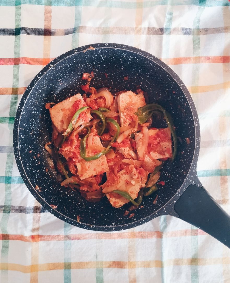 Tofu con tomate y pimiento verde🍅💚 Tofu con tomate y pimiento verde🍅💚