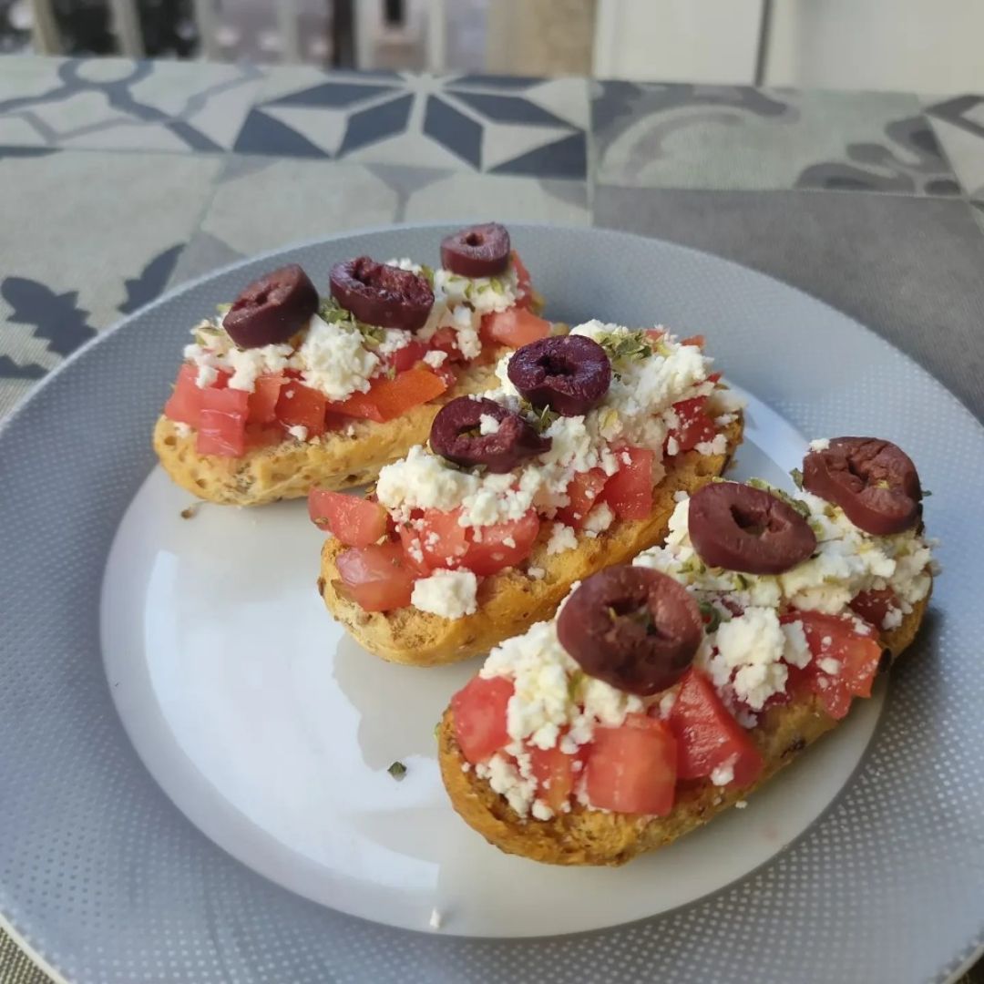 Tostadas con tomate, feta y aceitunas