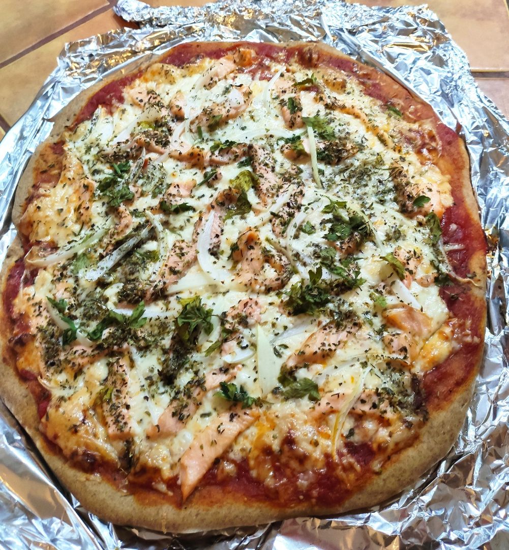 Pizza de harina de espelta con salmón y queso light Pizza de harina de espelta con salmón y queso light