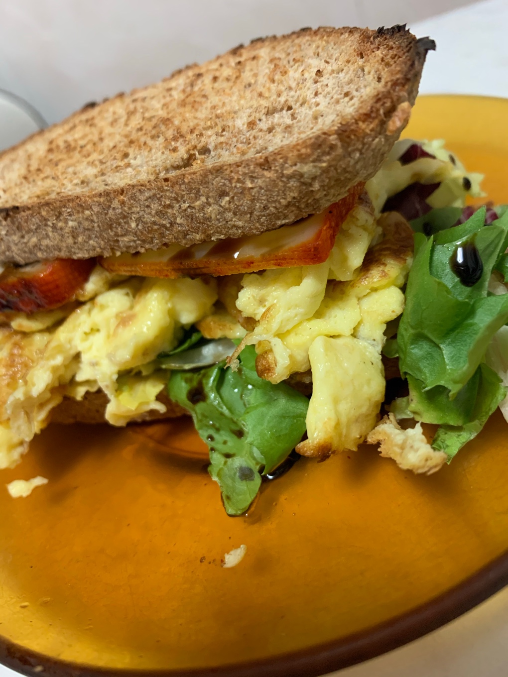 Sándwich de lechuga, claras de huevo y queso