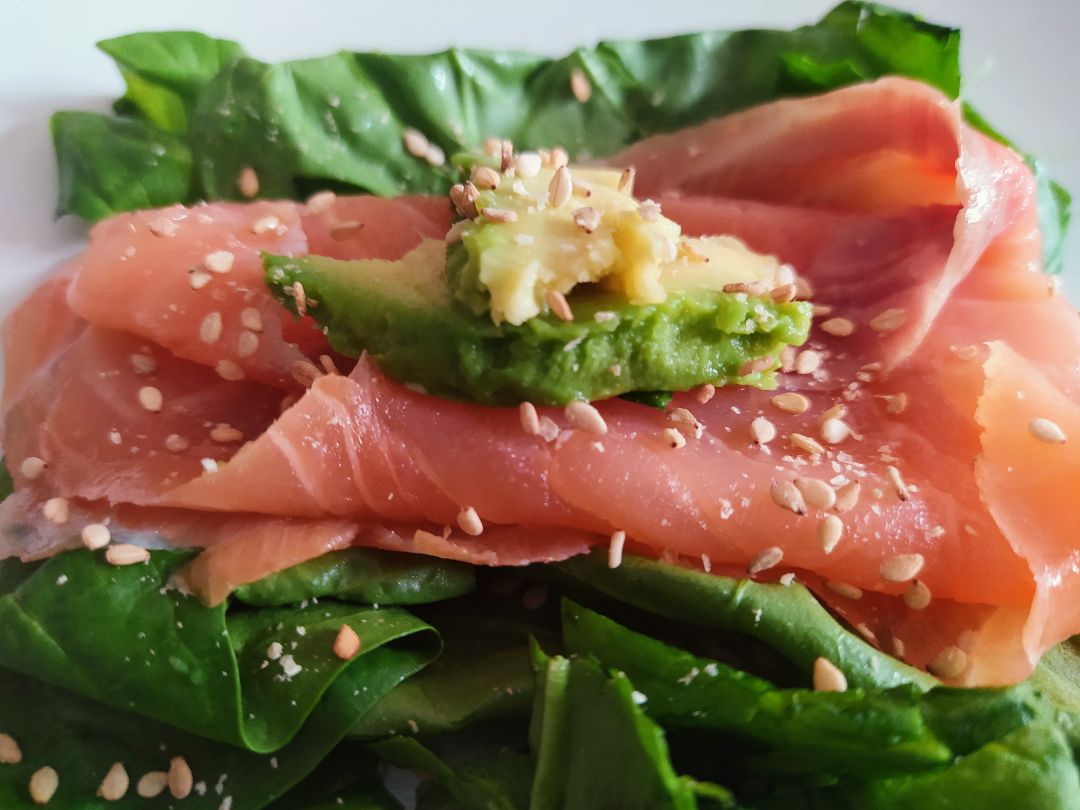 🥬🐟🥑🍽 Salmón ahumado, Aguacate y Sésamo en cama de espinacas. 🥬🐟🥑🍽 Salmón ahumado, Aguacate y Sésamo en cama de espinacas.