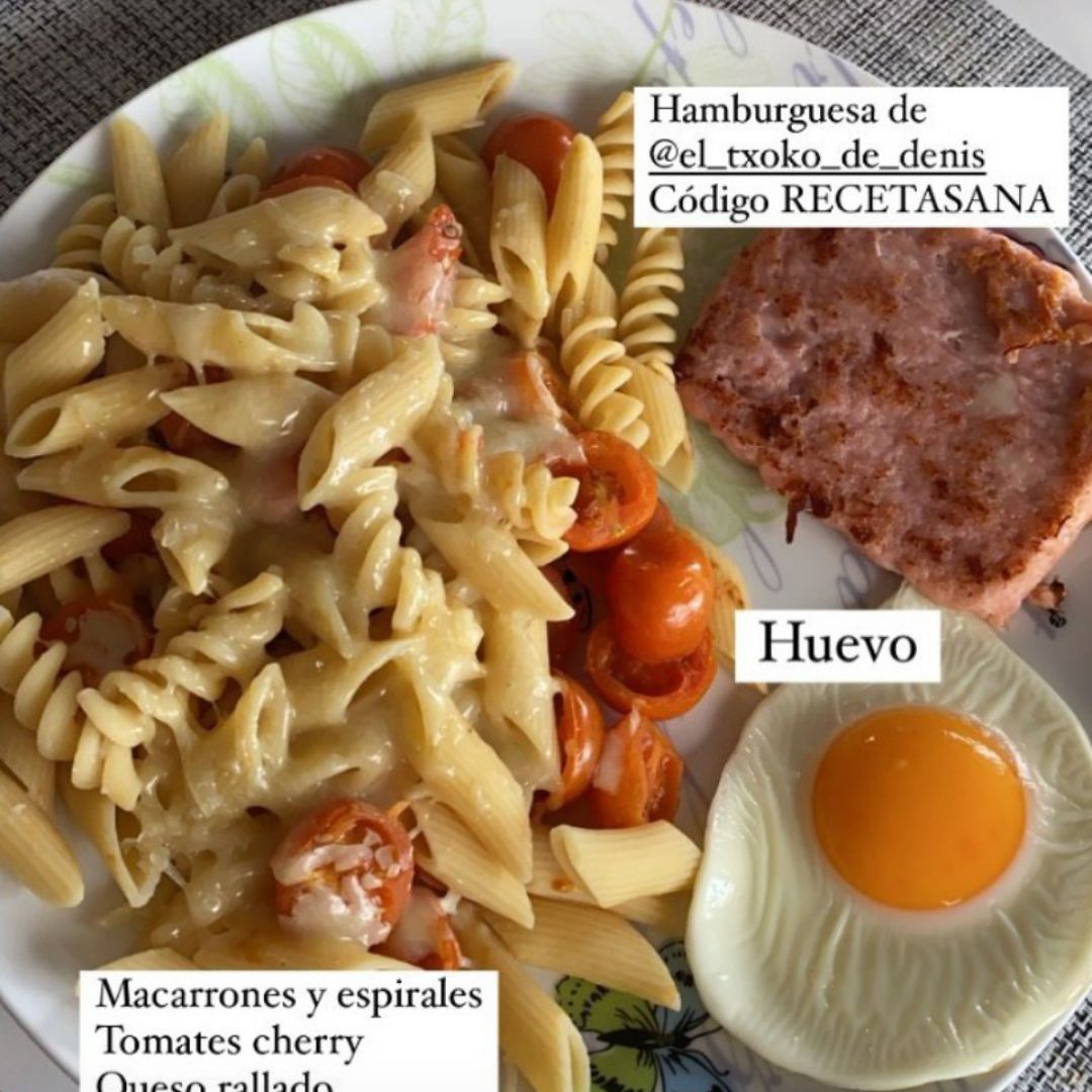 Pasta con huevo y burguer Pasta con huevo y burguer