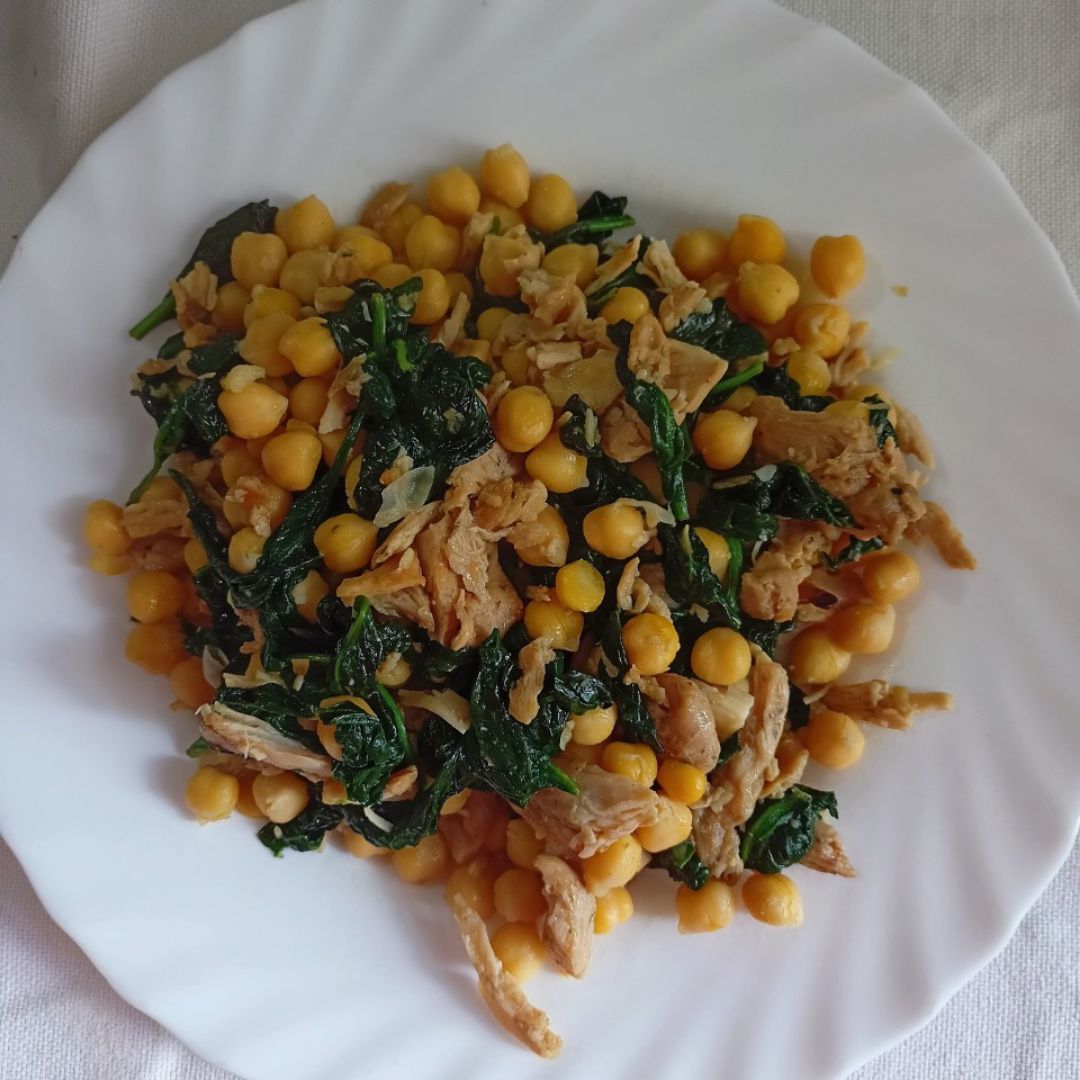 Garbanzos con espinacas y pollo