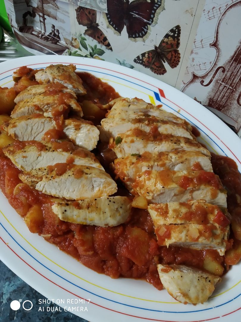 Solomillo de Pavo con patatas cocidas y salsa de tomate Solomillo de Pavo con patatas cocidas y salsa de tomate