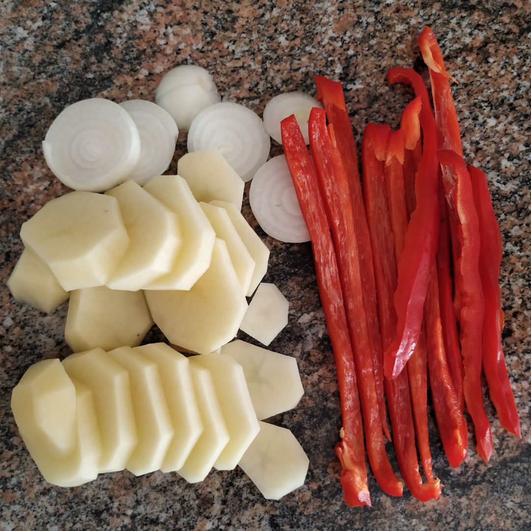 🧅🍗Muslos de pollo al horno con patatas y verduras 🥔🌶️ Paso 1 🧅🍗Muslos de pollo al horno con patatas y verduras 🥔🌶️ Paso 1