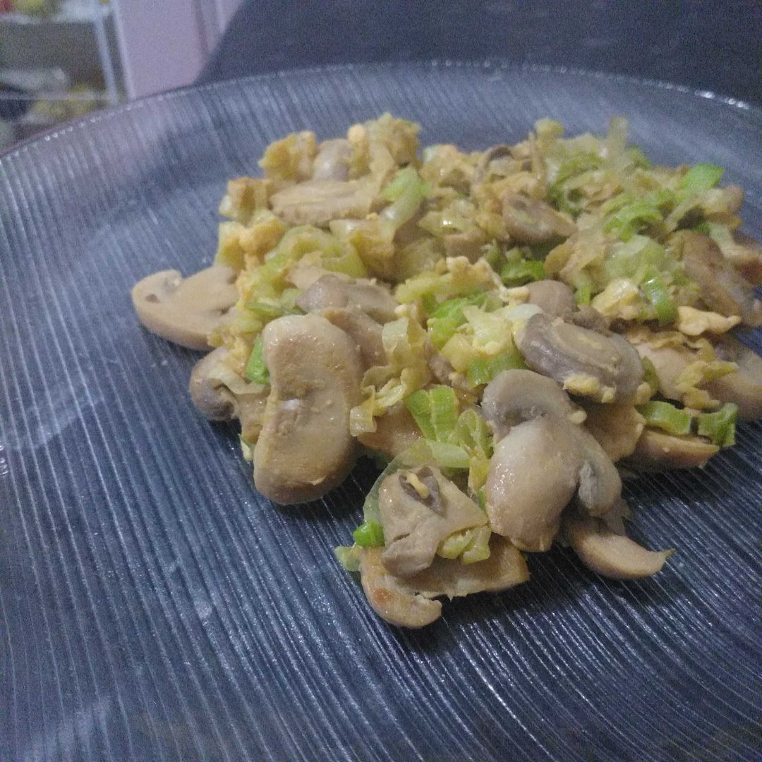 Revueltos de champiñiones y salsa de soja Revueltos de champiñiones y salsa de soja